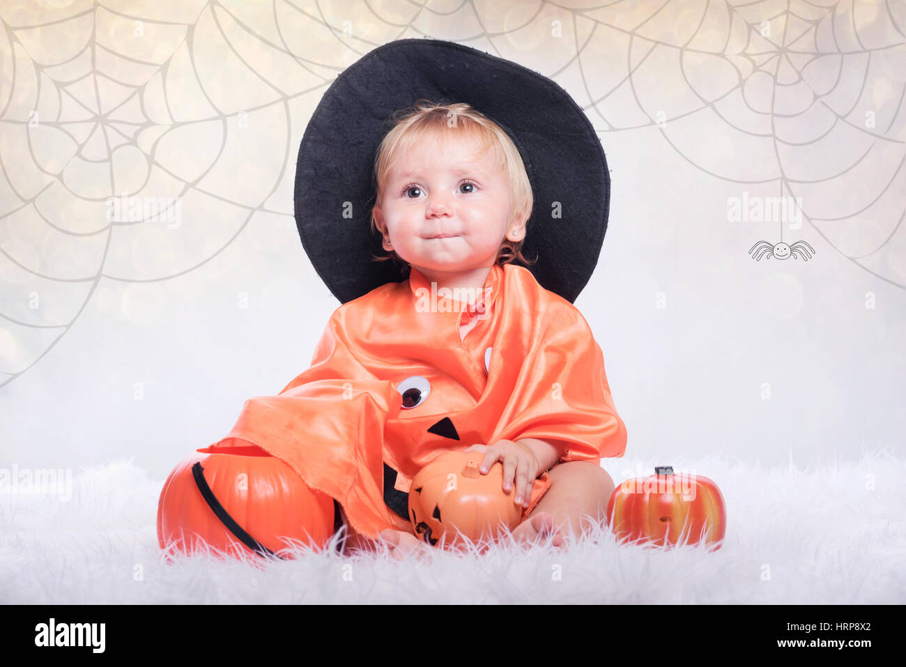 Happy halloween. Baby dissimulata in halloween Foto Stock