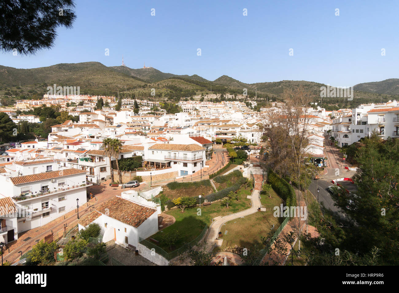Il dipinto di bianco o pueblo blanco villaggio di Benalmadena Pueblo, Spagna, Europa Foto Stock