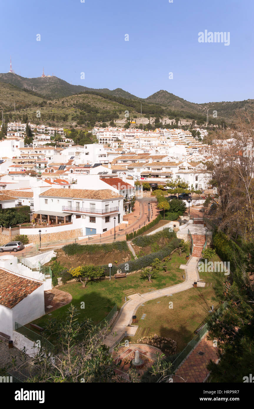 Il dipinto di bianco o pueblo blanco villaggio di Benalmadena Pueblo, Spagna, Europa Foto Stock