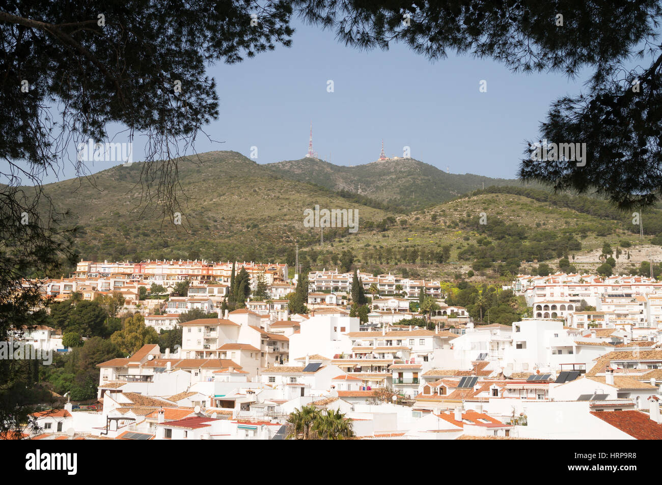 Il dipinto di bianco o pueblo blanco villaggio di Benalmadena Pueblo, Spagna, Europa Foto Stock