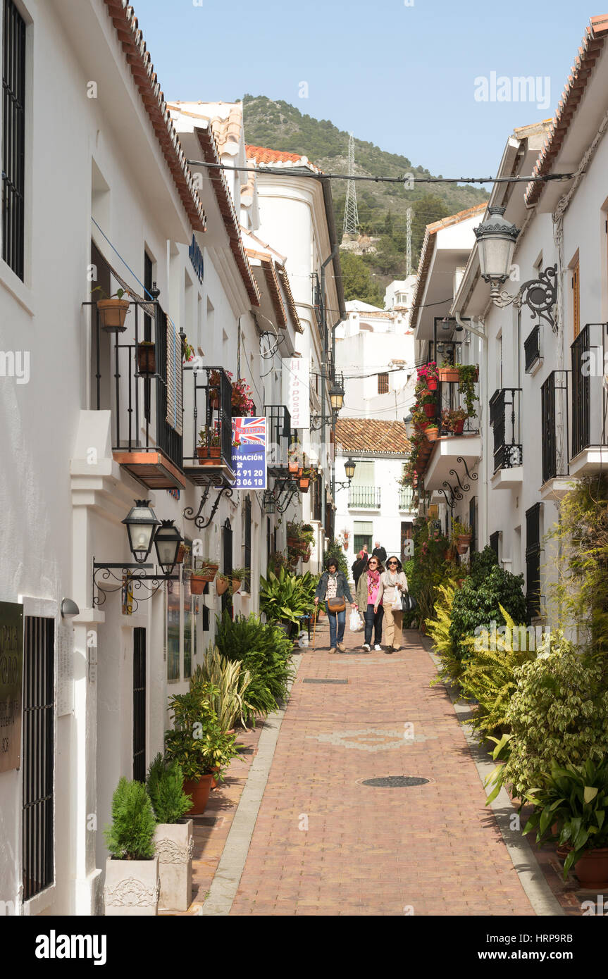Le donne a piedi giù per una strada nel dipinto di bianco o pueblo blanco villaggio di Benalmadena Pueblo, Spagna, Europa Foto Stock