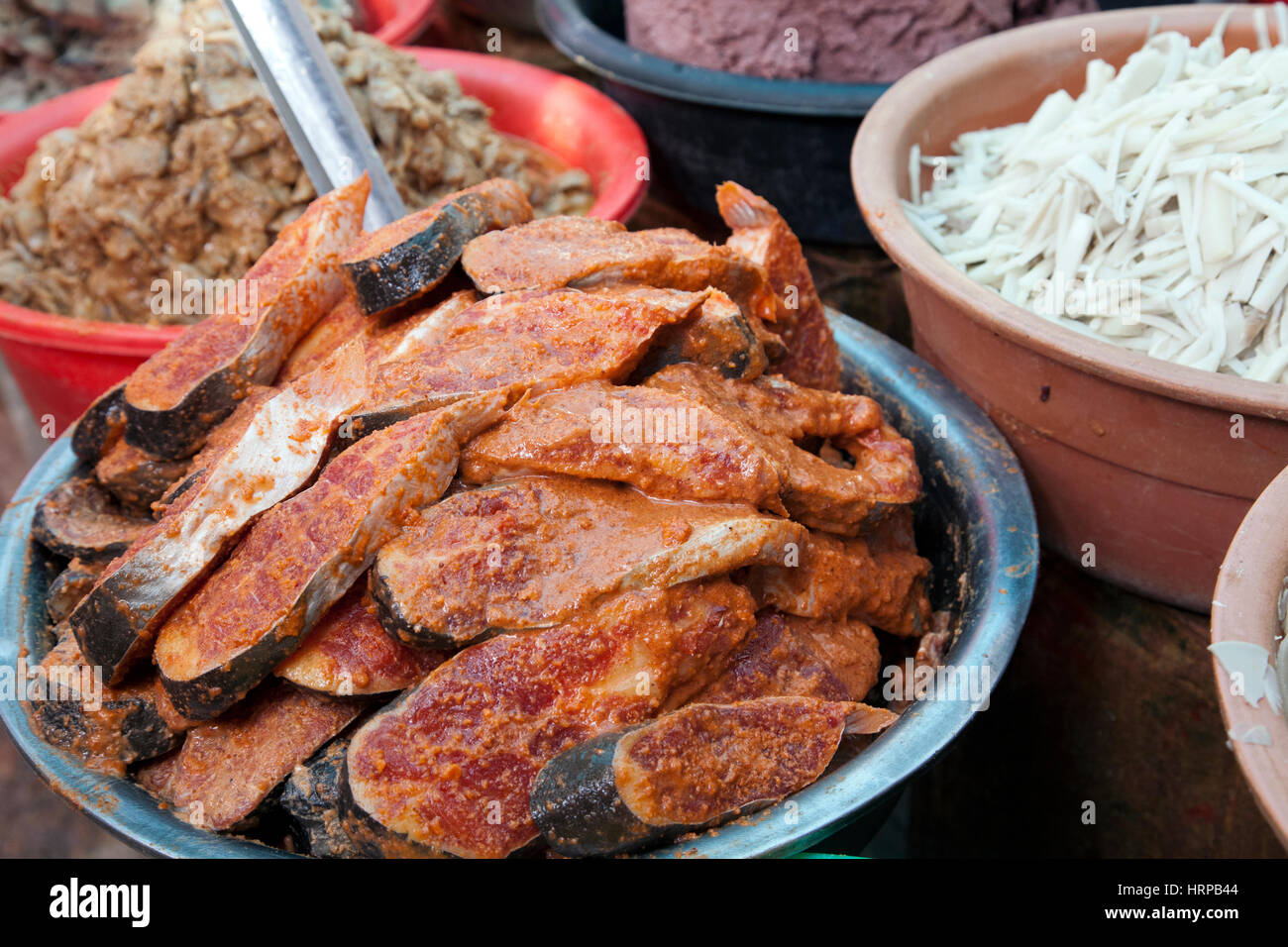 Bocce di cibi e pesce marinato in vendita a Psa Leu Mercato in Siem Reap, Cambogia Foto Stock