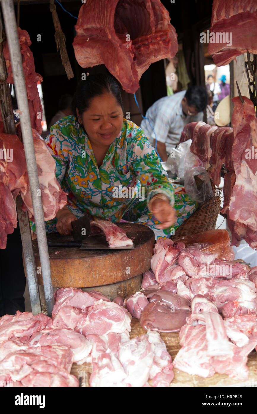 Macelleria femmina Seling carni nel mercato Psaleu in Siem Reap - Cambogia Foto Stock