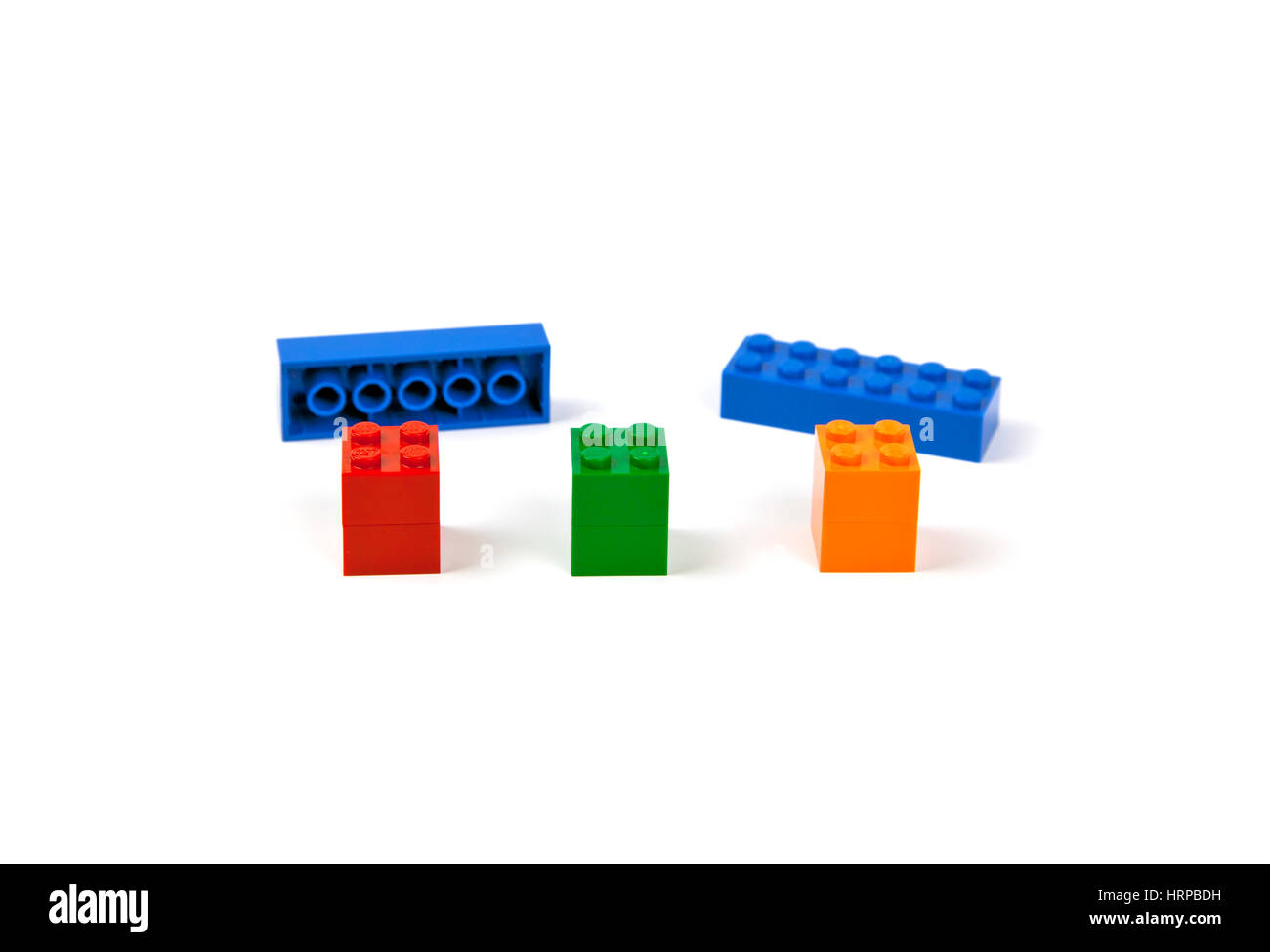 I mattoncini lego o pezzi già pronti per essere montati su tre pilastri per formare un modello di un ponte o viadotto. Foto Stock
