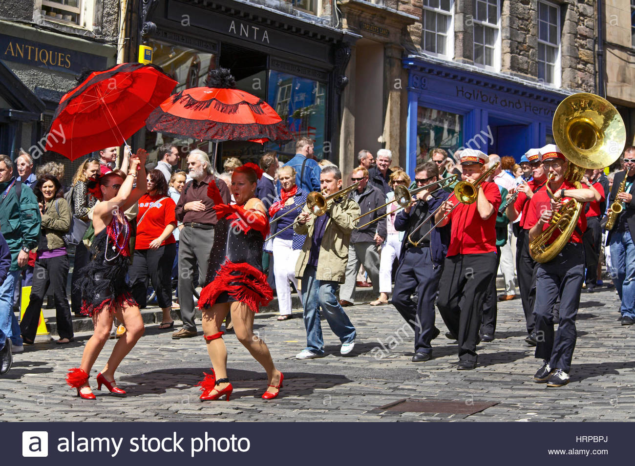 Sfilata del Mardi Gras su Victoria Street, festival jazz e blues di Edimburgo, con la band Criterion New Orleans Parade, Edimburgo, Scozia Foto Stock