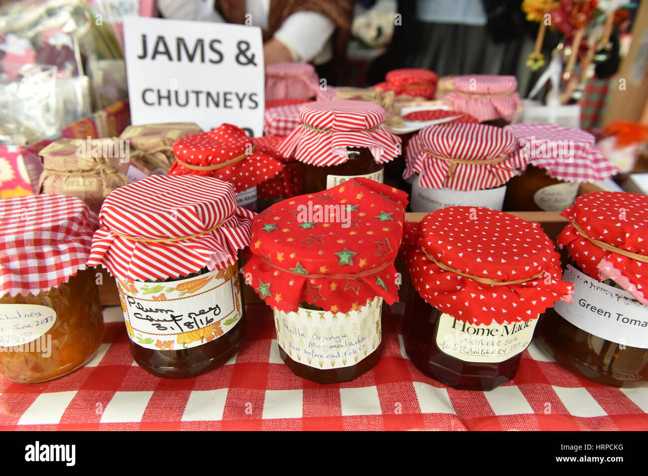 Marmellate fatte in casa e mostarde per la vendita su donne di Istituto stallo, Bingley Yorkshire Regno Unito Foto Stock