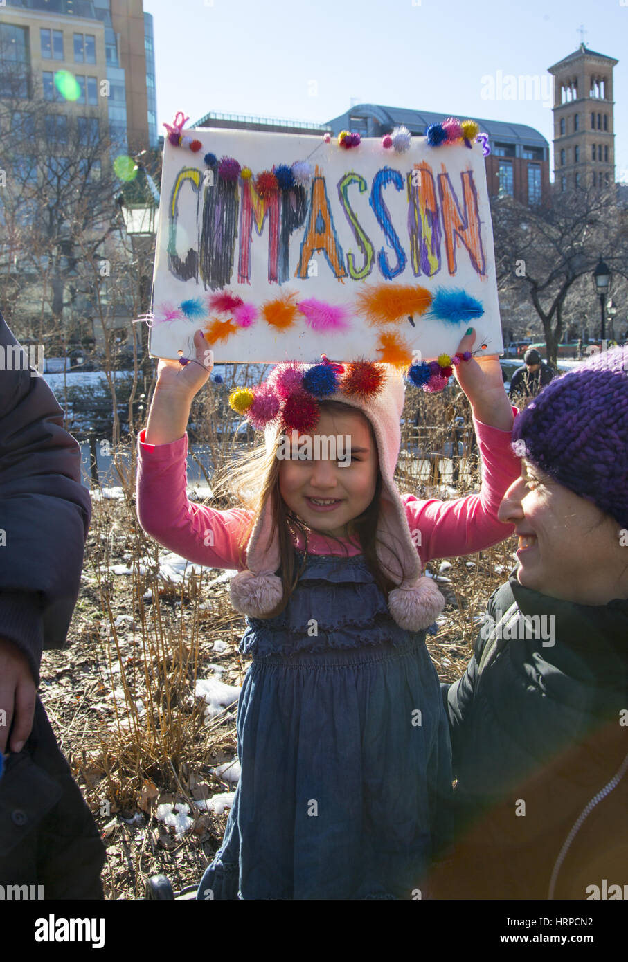 I manifestanti erano in vigore presso la Washington Square per protestare contro l'immigrazione e altre nuove politiche di Trump amministrazione. Foto Stock