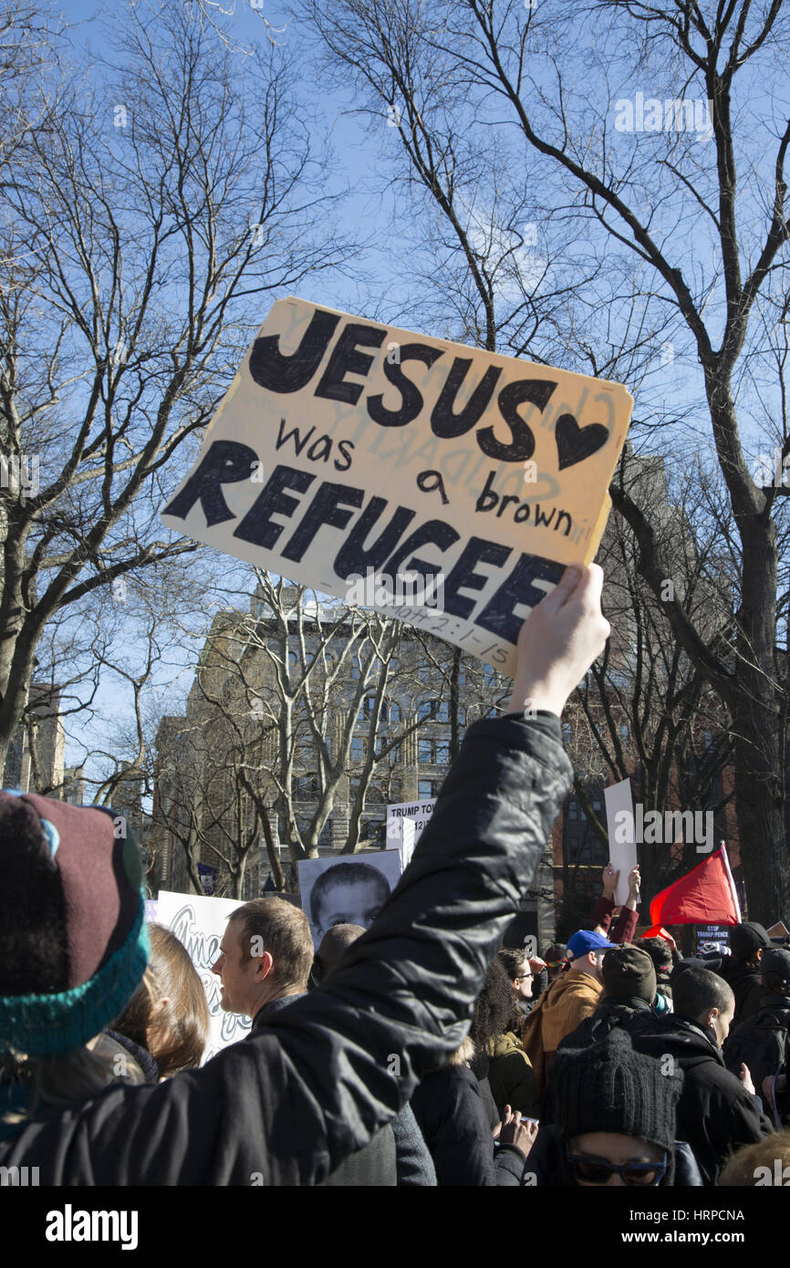 I manifestanti erano in vigore presso la Washington Square per protestare contro l'immigrazione e altre nuove politiche di Trump amministrazione. Foto Stock