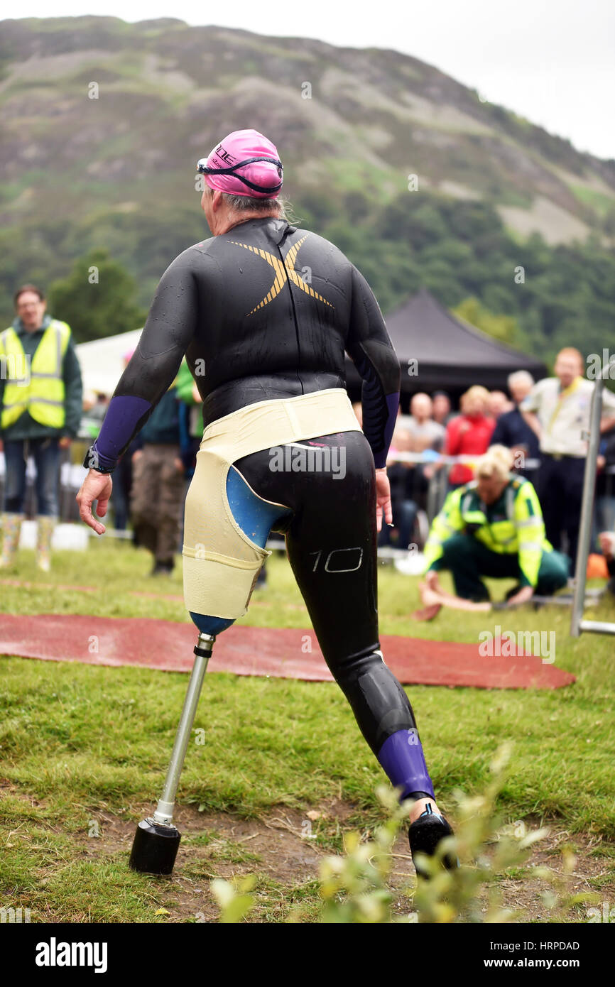 Nuotatore disabili con una gamba esce fuori di Ullswater Lago di aver nuotato 3.5 km in un'avventura epica corsa. Foto Stock