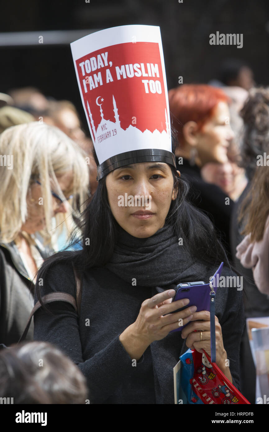 I Newyorkesi si è rivelato in grandi numeri per il supporto dei "Io sono un musulmano' dimostrazione in Times Square a sostegno della comunità musulmana e di protestare contro il Trump Administration le politiche di immigrazione. Foto Stock