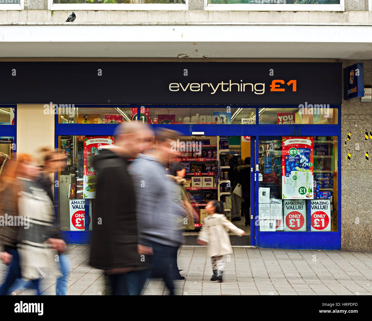 Le persone camminare davanti a un negozio Poundworld in Liverpool Regno Unito Foto Stock