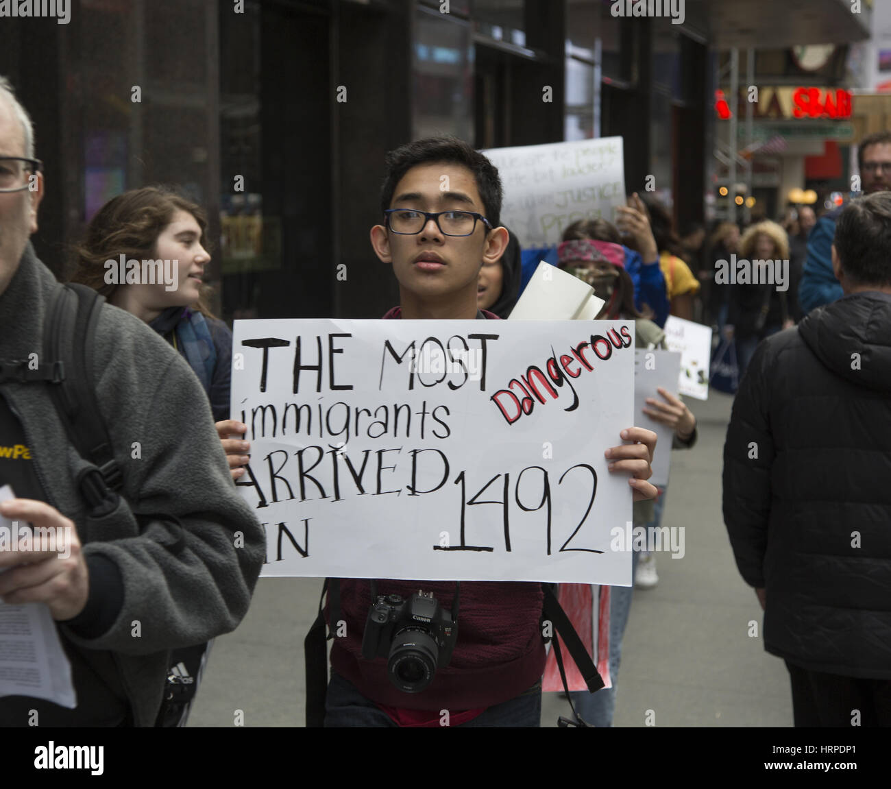 I Newyorkesi si è rivelato in grandi numeri per il supporto dei "Io sono un musulmano' dimostrazione in Times Square a sostegno della comunità musulmana e di protestare contro il Trump Administration le politiche di immigrazione. Foto Stock