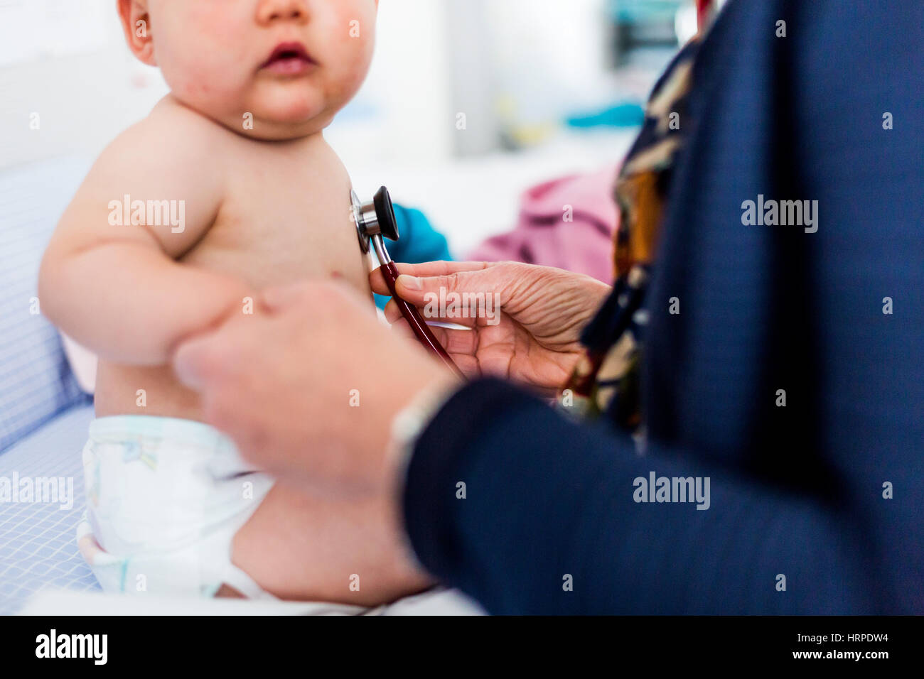 Medico di medicina generale con il bambino. Foto Stock