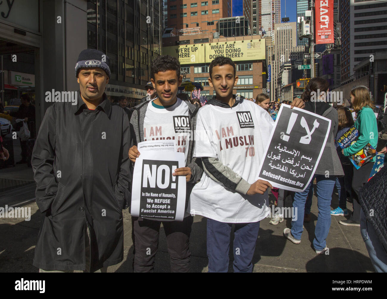 I Newyorkesi si è rivelato in grandi numeri per il supporto dei "Io sono un musulmano' dimostrazione in Times Square a sostegno della comunità musulmana e di protestare contro il Trump Administration le politiche di immigrazione.v Foto Stock