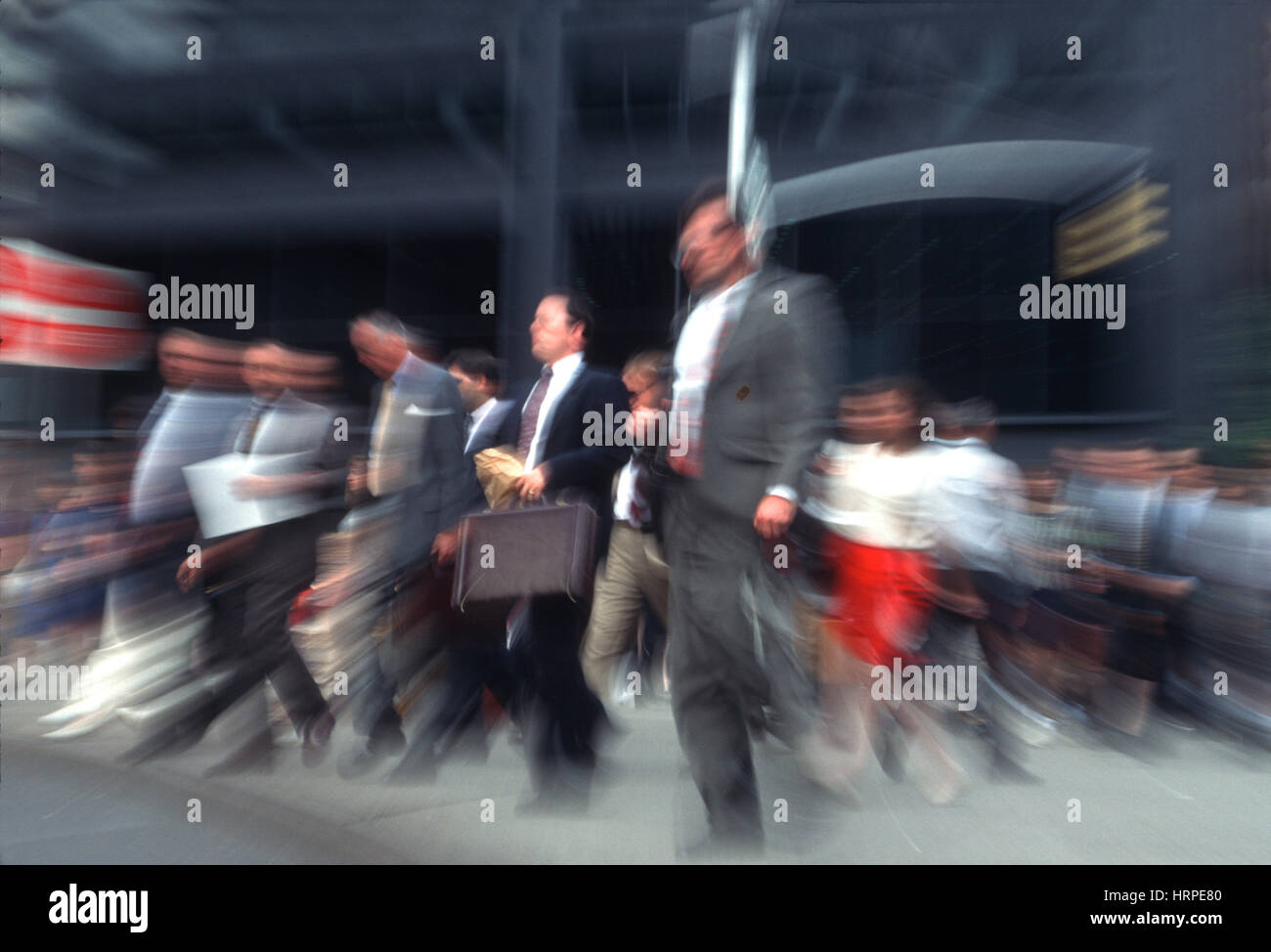 Mattina ora di punta nel quartiere finanziario, NYC. La gente che esce dal percorso in treno. Foto Stock