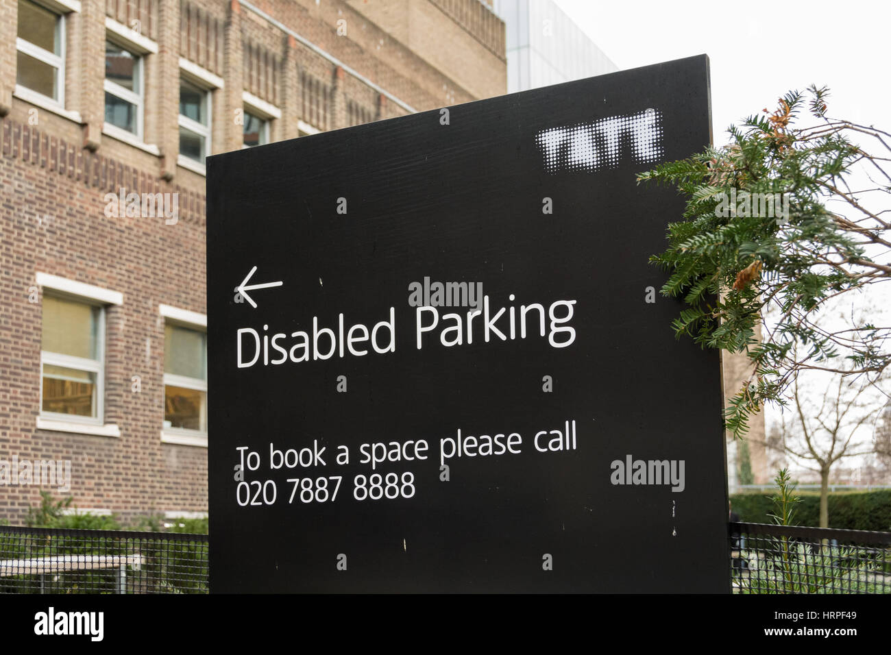 Parcheggio Disabili segno esterno della Tate Modern a Bankside, London, SE1, Regno Unito Foto Stock