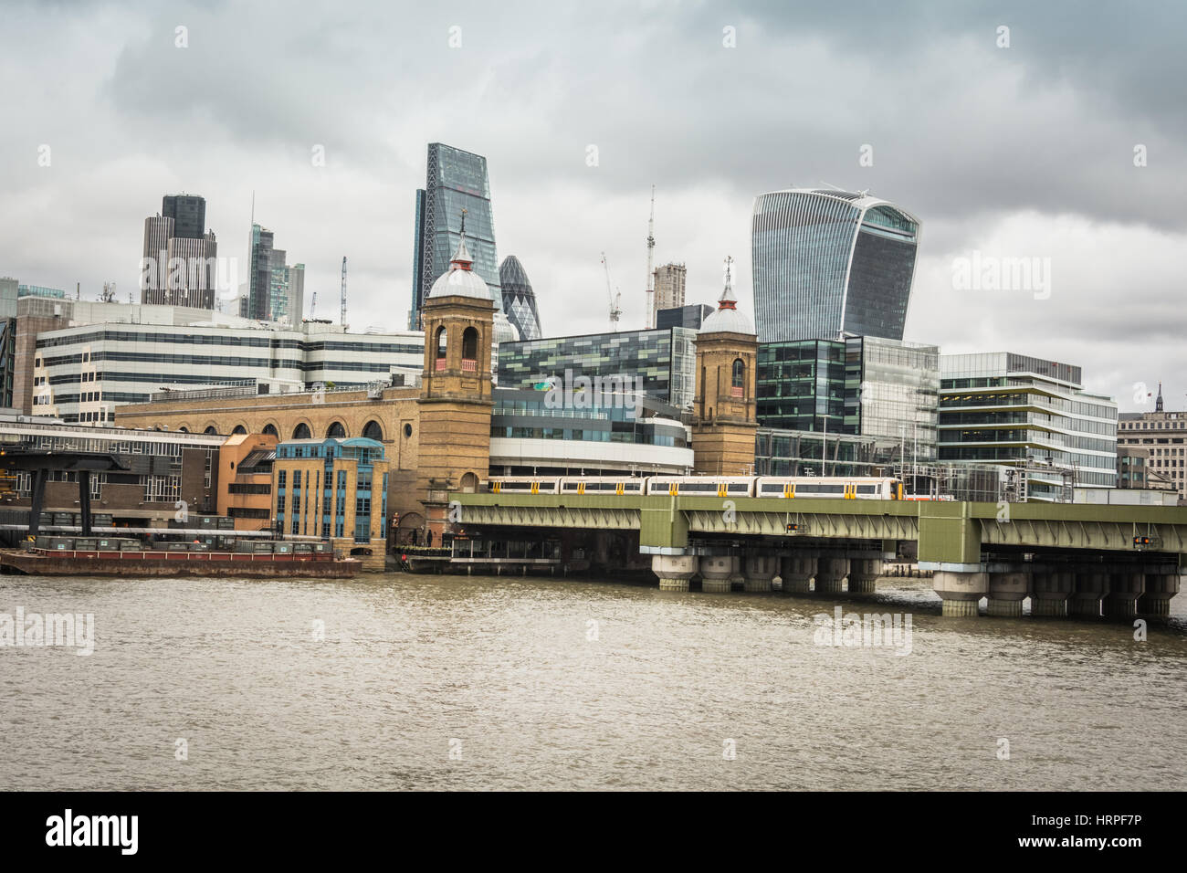 La stazione ferroviaria di Canon Street e lo skyline della City di Londra in un giorno grigio e coperto. Londra, Inghilterra, Regno Unito Foto Stock