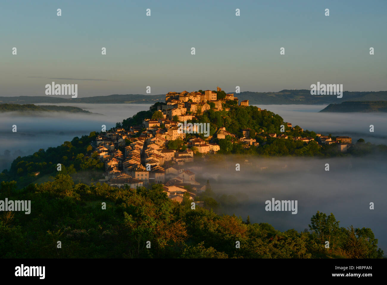 Borgo medievale di Cordes-sur-Ciel in Occitanie, Francia. Vista con early morning mist. Foto Stock