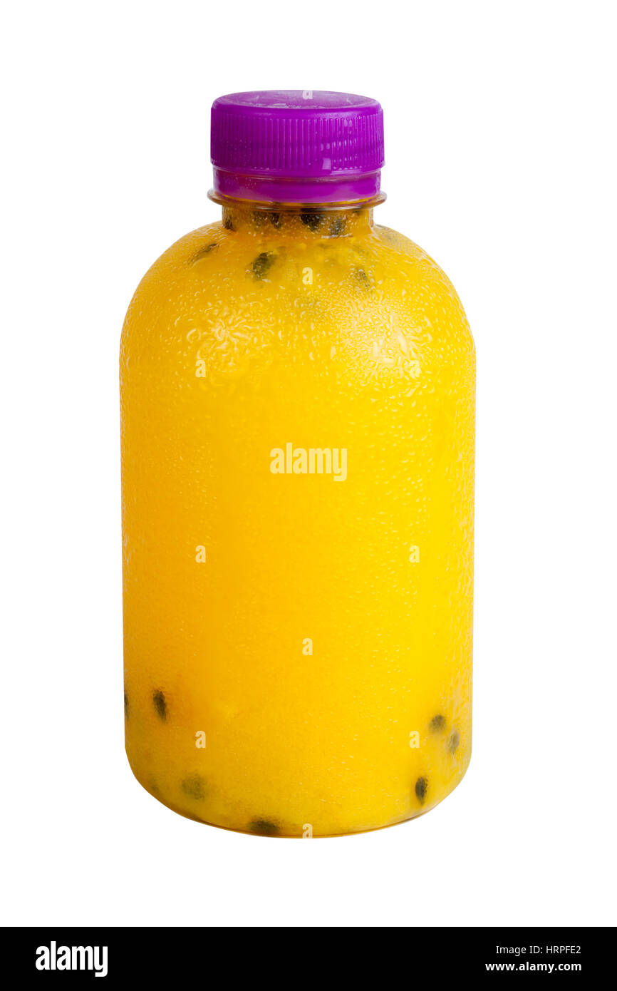 Succo di frutto della passione in bottiglia di plastica. Isolato su bianco con percorsi di lavoro Foto Stock