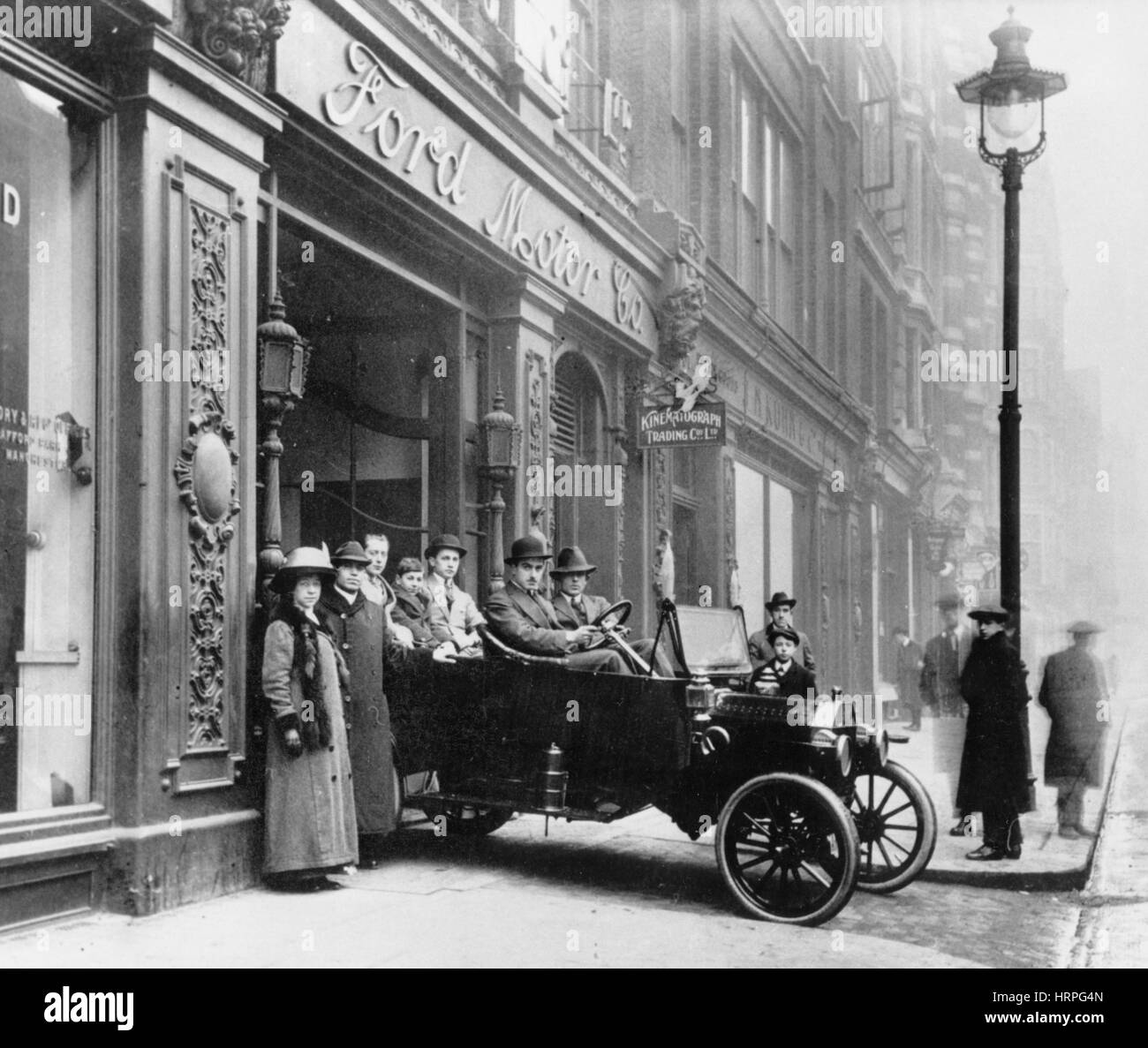 Ford Modello T lasciando showroom circa 1911 Foto Stock