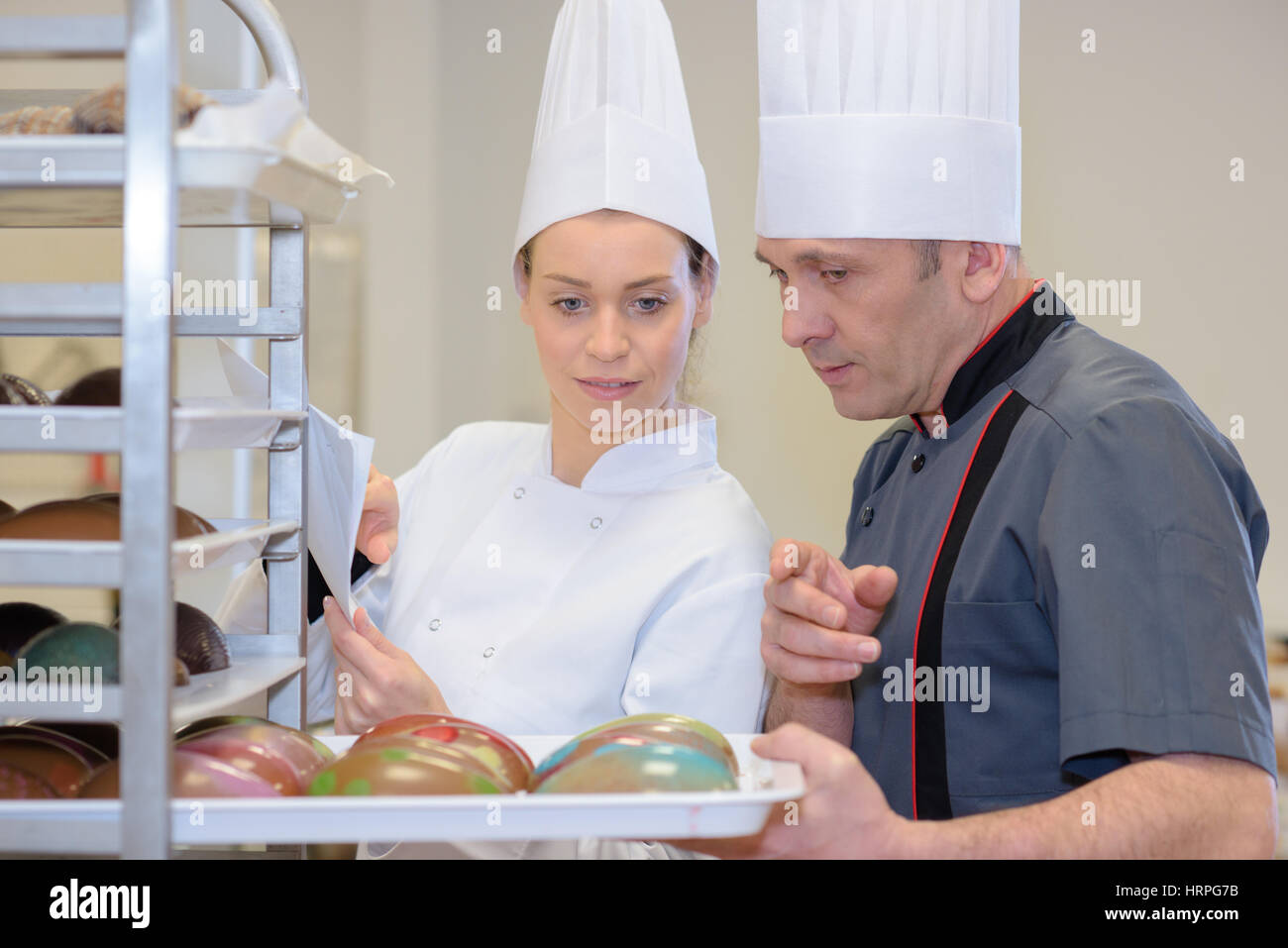 Gli chef cucinare la pasticceria da forno Foto Stock