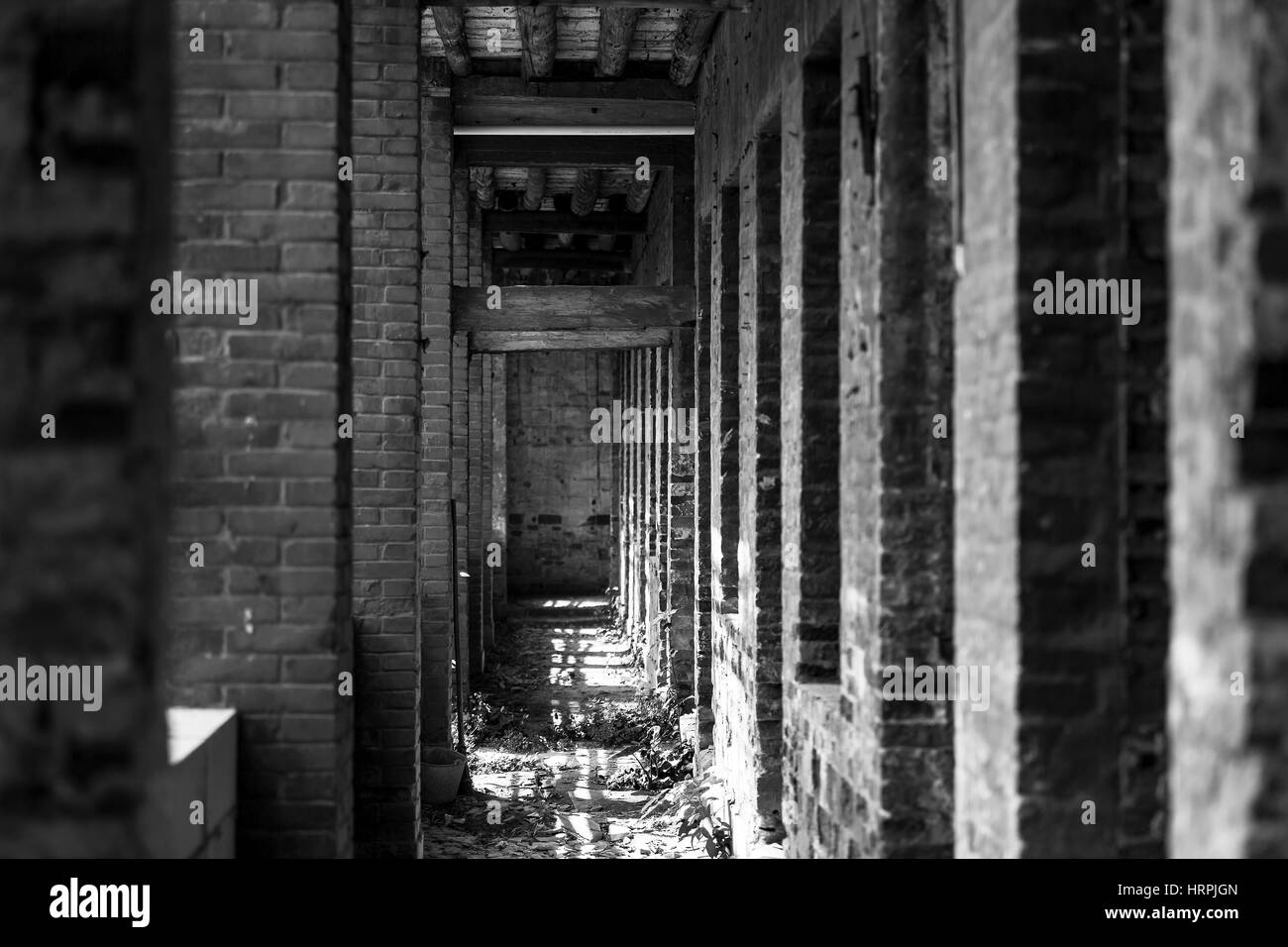 Vecchio abbandonato edificio condominiale in mattoni. Foto Stock