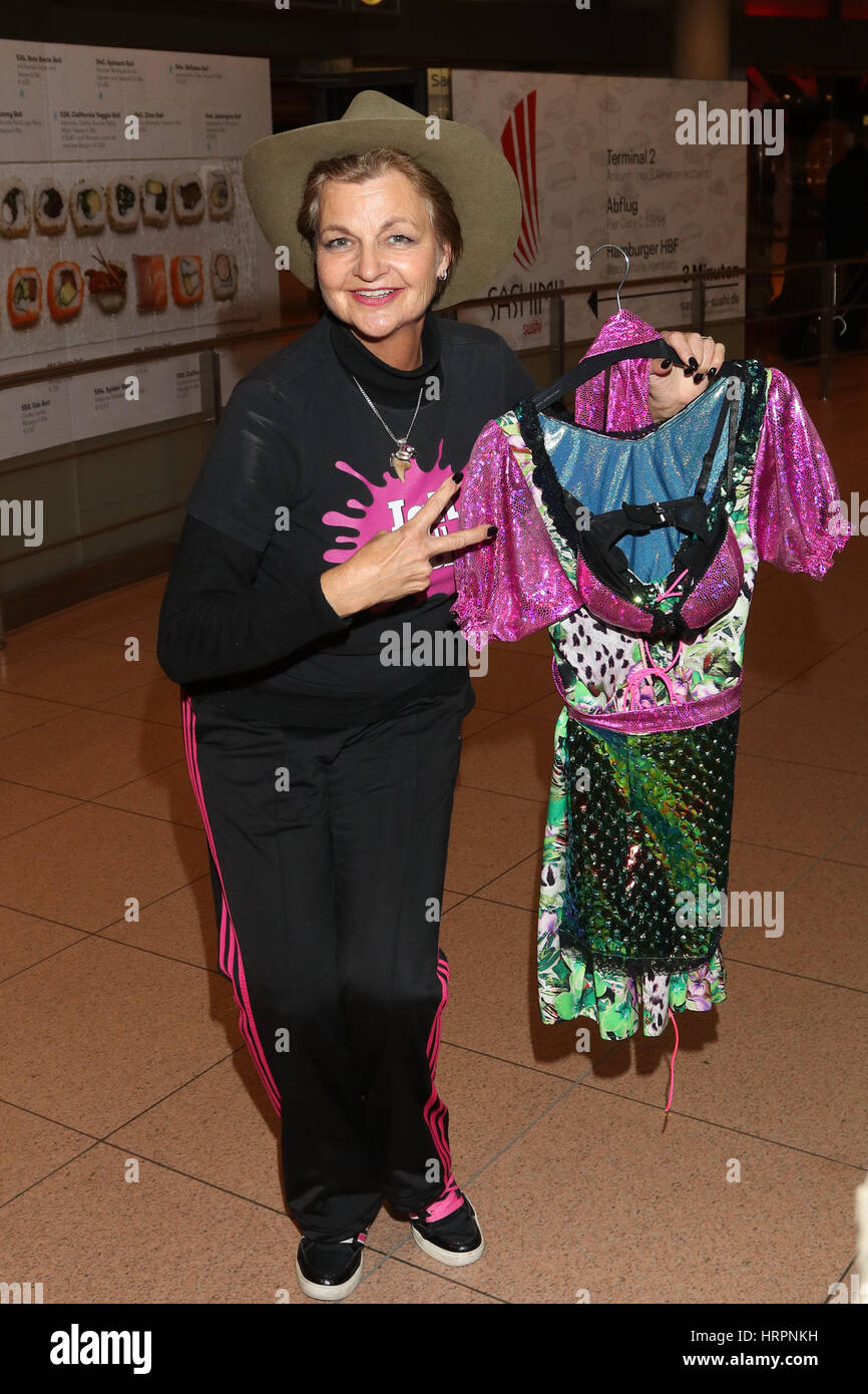 Dschungelcamp contestant frl. Menke arrivando all'aeroporto di Amburgo. Dotato di: Frl. Menke, Franziska Menke dove: Amburgo, Germania Quando: 31 Gen 2017 Foto Stock