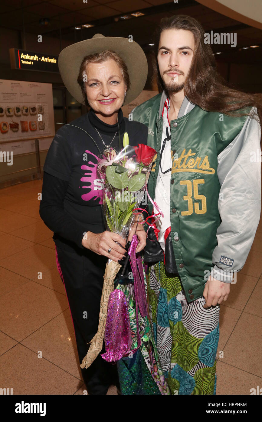 Dschungelcamp contestant frl. Menke arrivando all'aeroporto di Amburgo. Dotato di: Frl. Menke, Franziska Menke dove: Amburgo, Germania Quando: 31 Gen 2017 Foto Stock