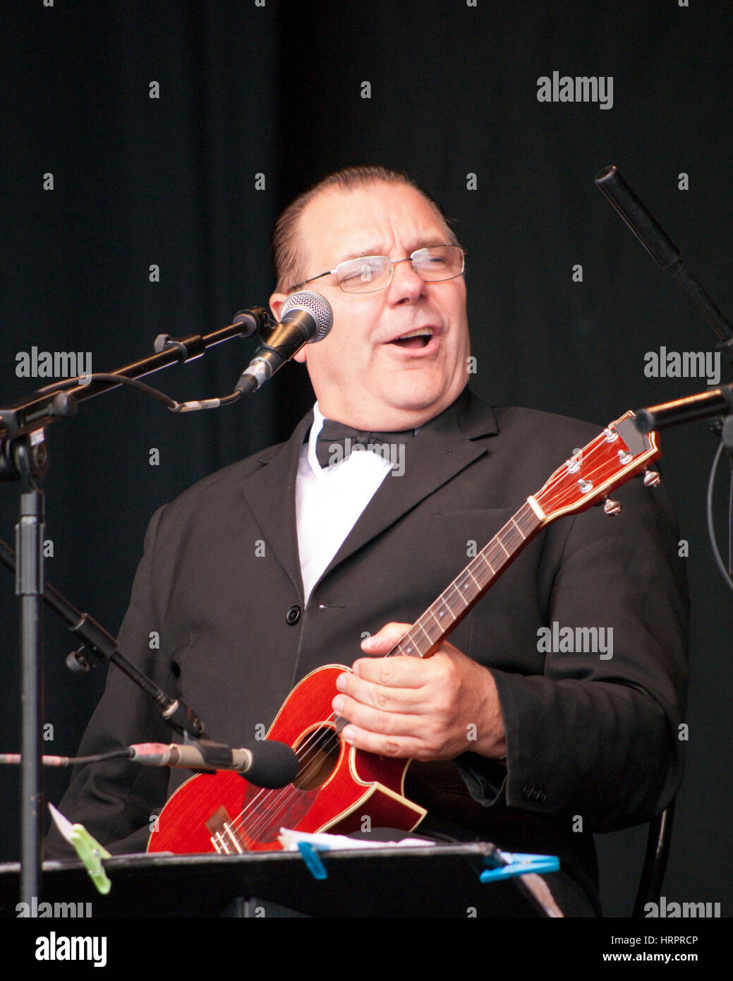 George Hinchliffe, uno dei fondatori della Ukulele Orchestra della Gran Bretagna, effettuando al 2010 festival Womad Foto Stock
