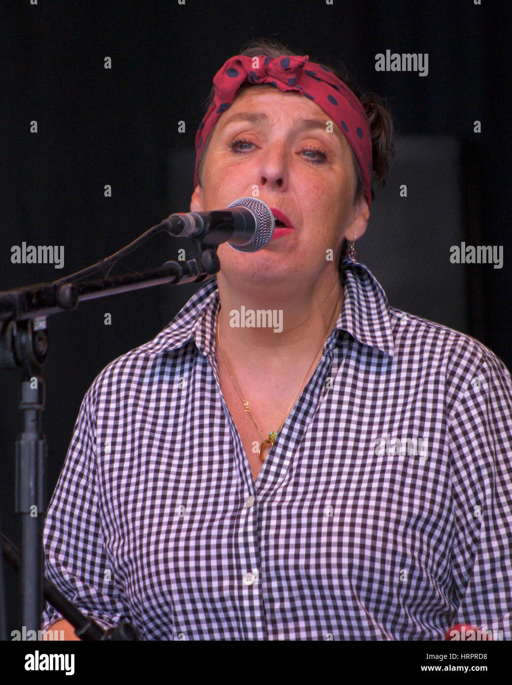 Kitty Lux, uno dei fondatori della Ukulele Orchestra della Gran Bretagna, effettuando al 2010 festival Womad Foto Stock