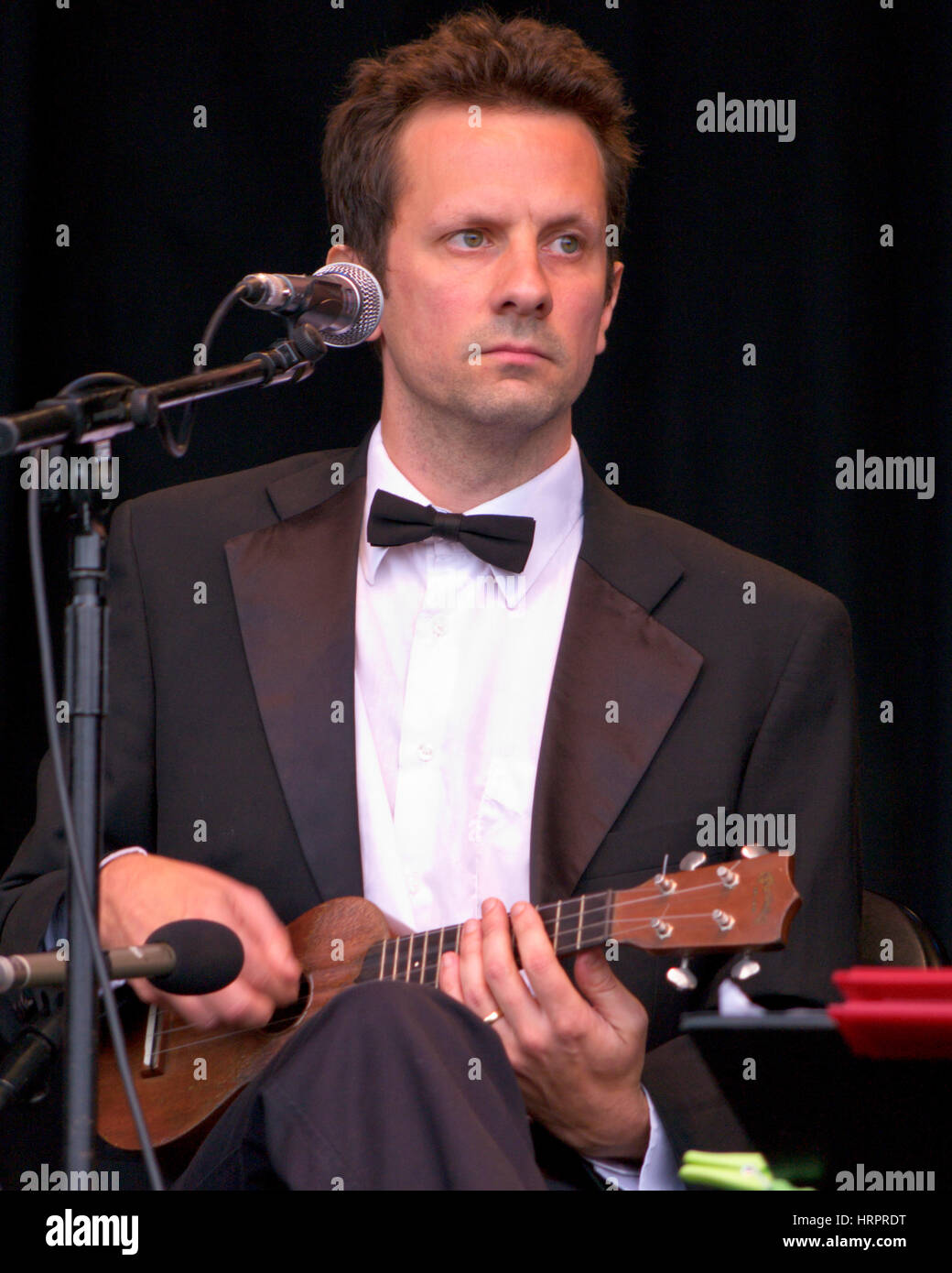 Sarà Grove-White della Ukulele Orchestra della Gran Bretagna, effettuando al 2010 festival Womad Foto Stock