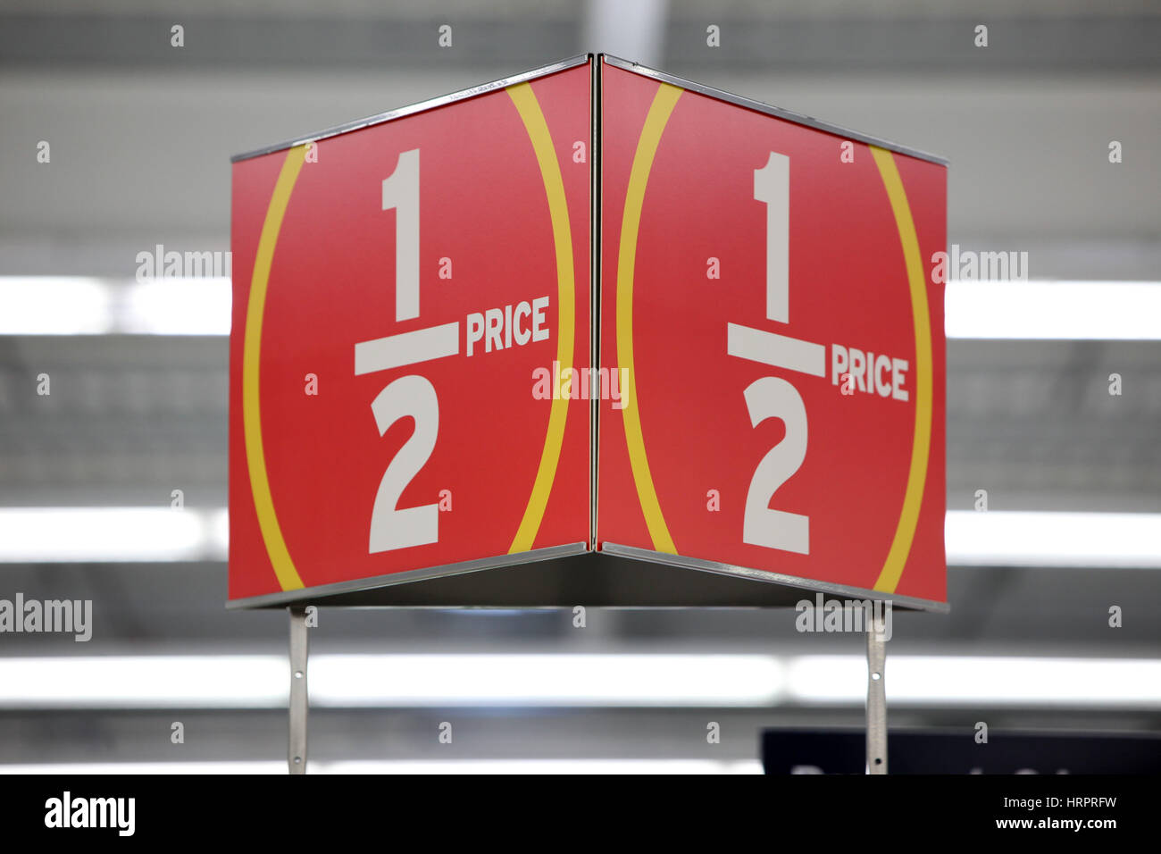 Supermercato Sainsburys in Colne , REGNO UNITO. Metà prezzo segno Foto Stock