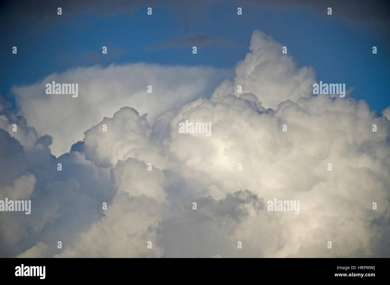 Cloudscape,nuvole temporalesche contro un cielo blu Foto Stock