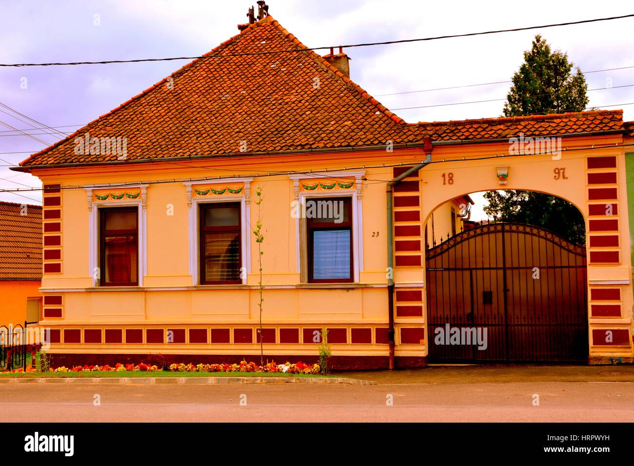 Tipica casa di villaggio Codlea, Transilvania, Romania. Foto Stock