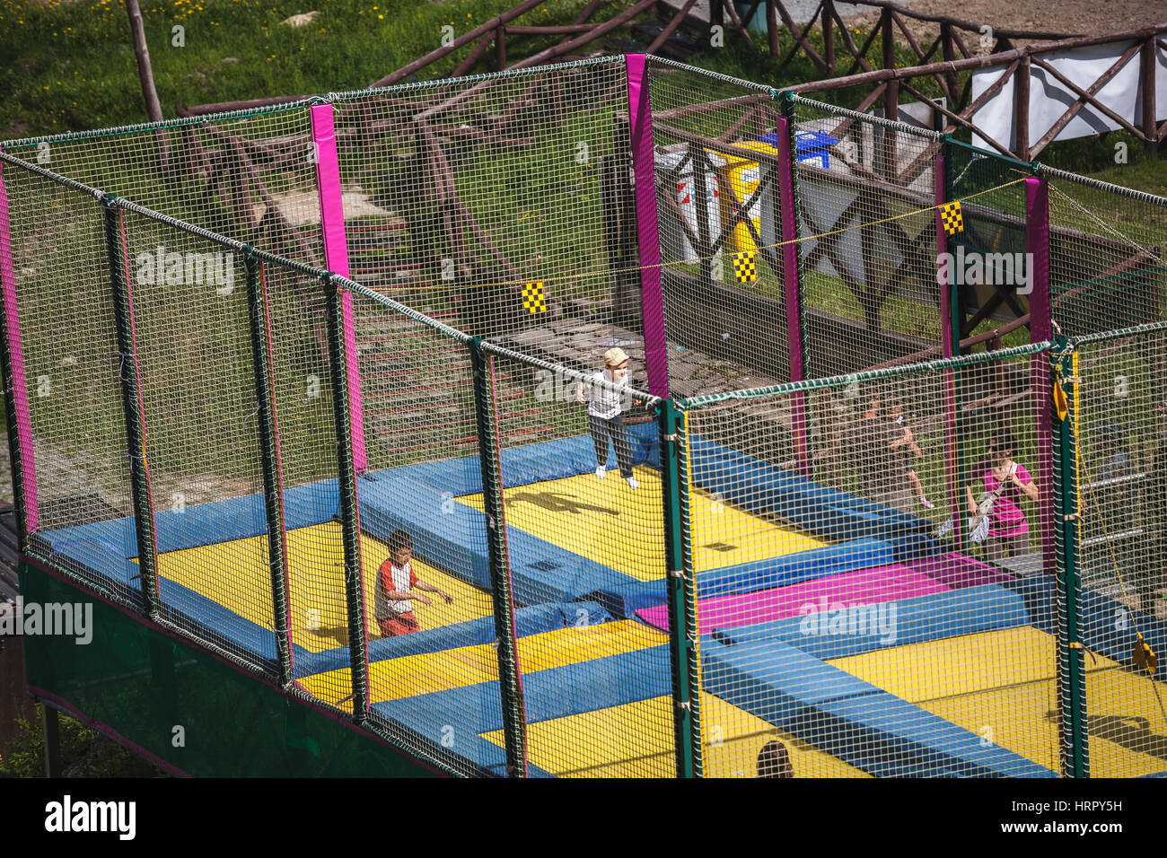 Kids saltando su un grande trampolino Foto Stock