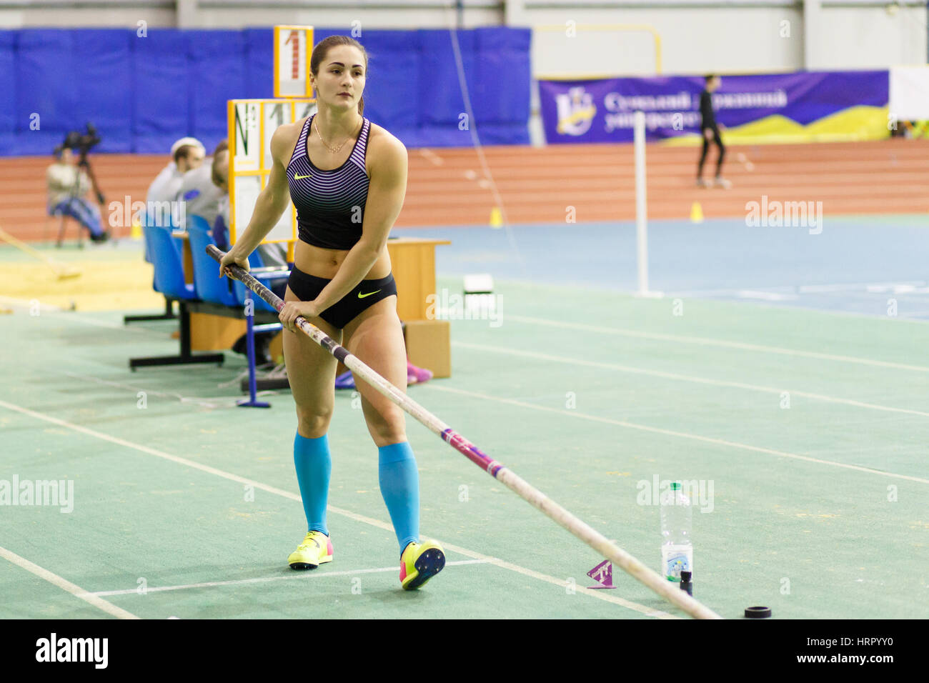 SUMY, Ucraina - 17 febbraio 2017: Maryna Kylypko prima di tentare in Pole Vault concorrenza di ucraini pista al coperto e campo championship 2017. Foto Stock