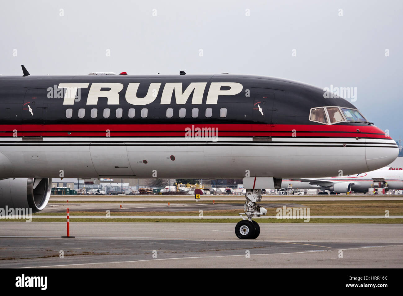 Trump del piano. Trump Boeing 757-200 (N757AF) business jet parcheggiato su asfalto, dall'Aeroporto Internazionale di Vancouver Foto Stock