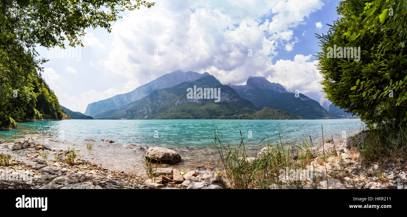 Panorama del lago di Molveno in Trentino in Italia, Europa Foto Stock