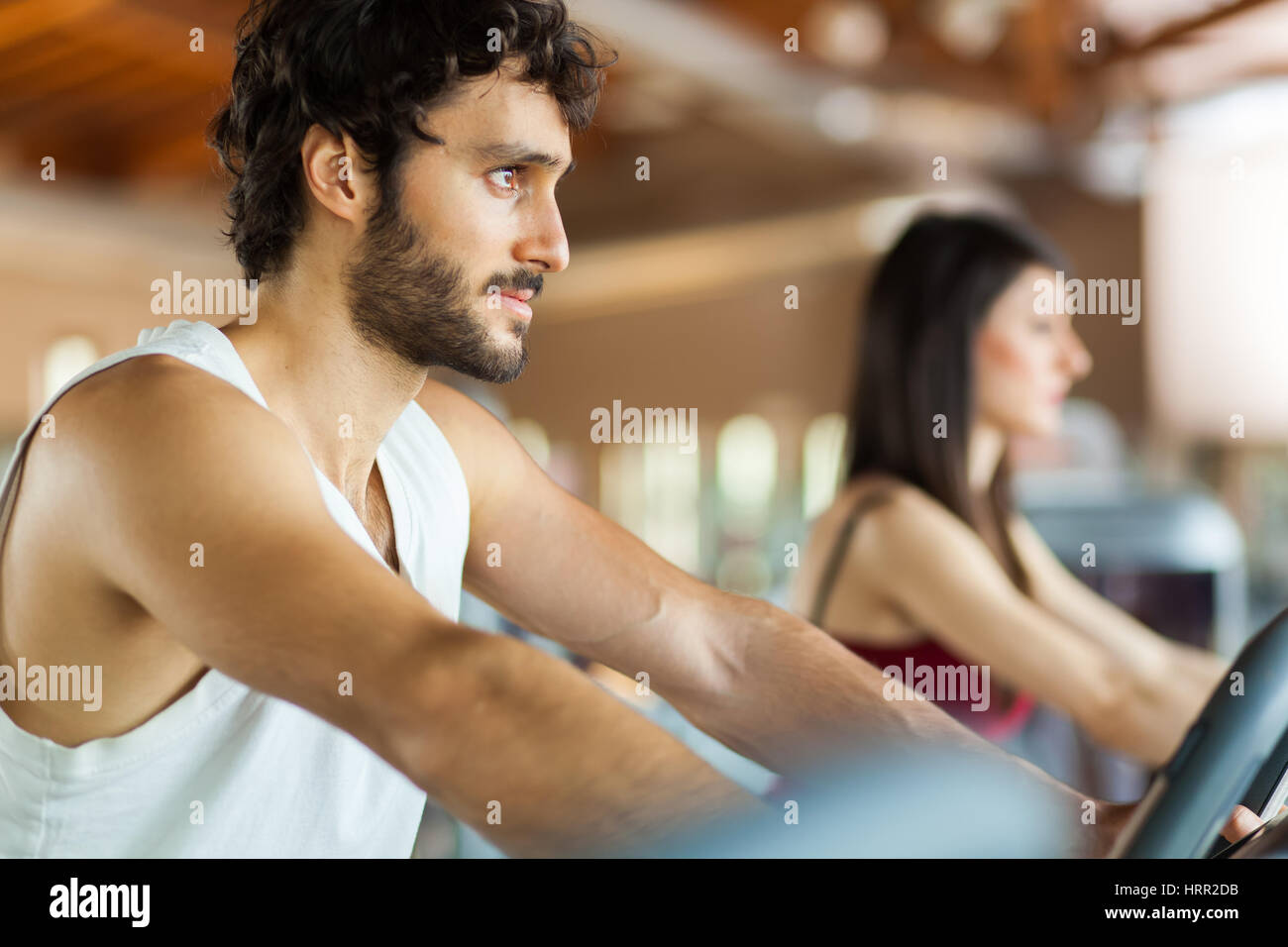 Gruppo di persone in esecuzione sul tapis roulant Foto Stock