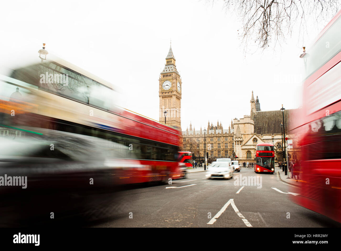 Il traffico nel centro di Londra City, una lunga esposizione foto del bus rosso in movimento, Big Ben in background Foto Stock