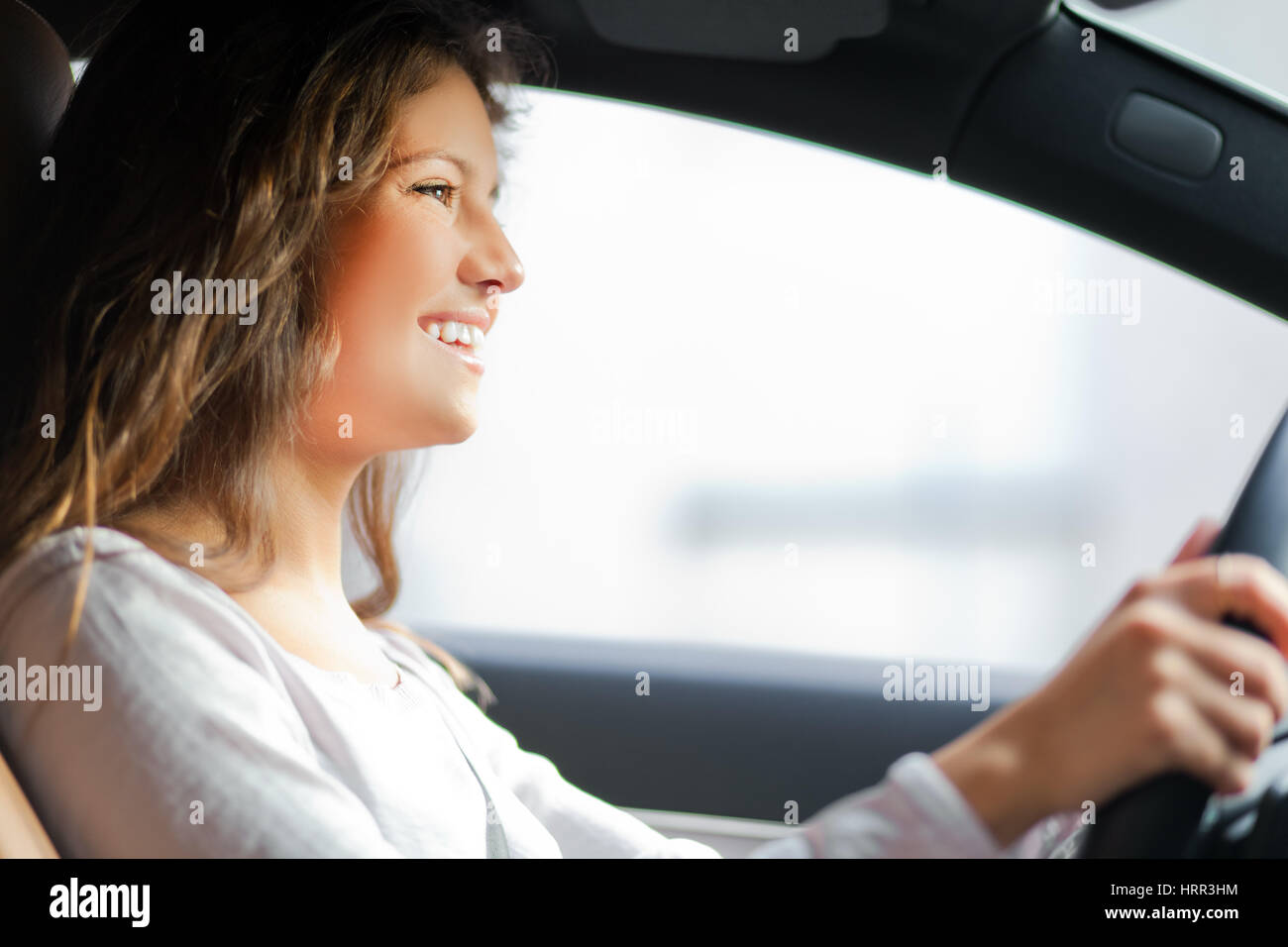 Bella giovane donna alla guida la sua automobile Foto Stock