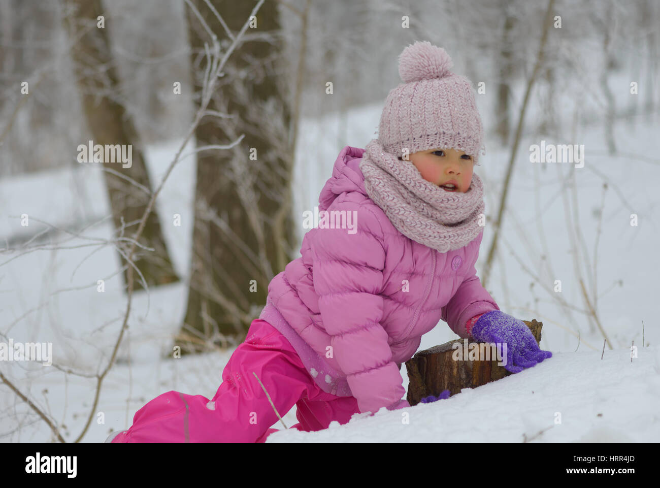 Bambina nella neve, riproduzione Foto Stock