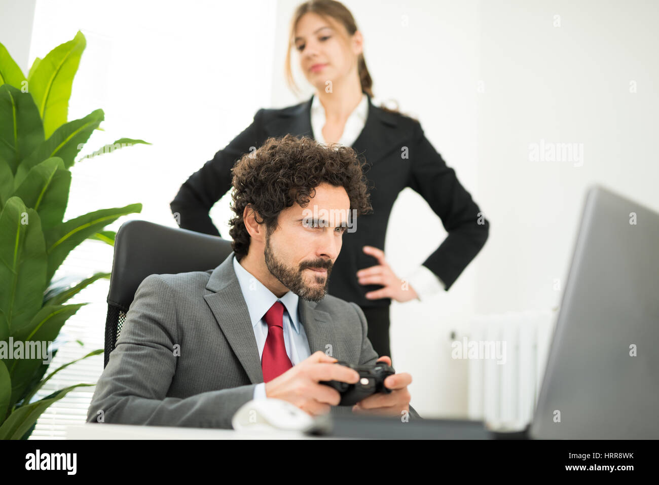 Dipendente giocare al lavoro Foto Stock