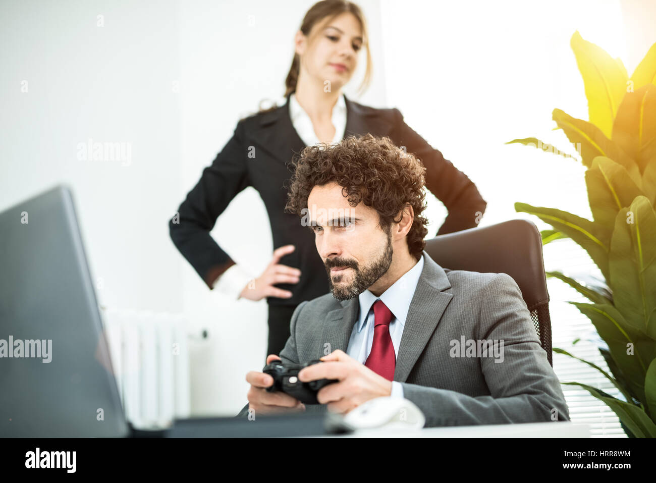 Imprenditore la riproduzione di un gioco per pc al lavoro Foto Stock