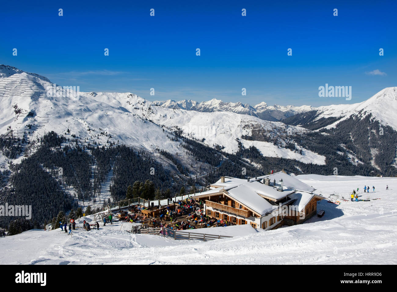 Gli sciatori a Holzalm, zona sciistica di Hochfügen, Zillertal, Tirolo, Austria Foto Stock