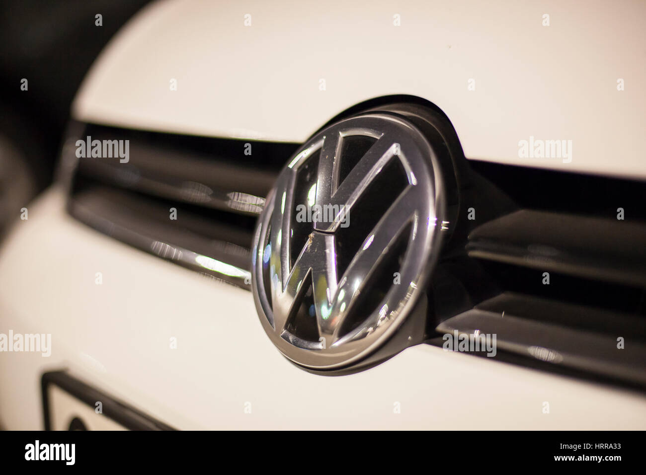 ABU DHABI, Emirati Arabi Uniti - 26 NOV 2016: Volkswagen logo aziendale su una vettura illuminata di notte Foto Stock