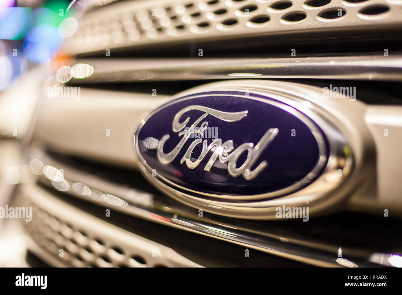 ABU DHABI, Emirati Arabi Uniti - 26 NOV 2016: Ford logo aziendale su una vettura illuminata di notte Foto Stock