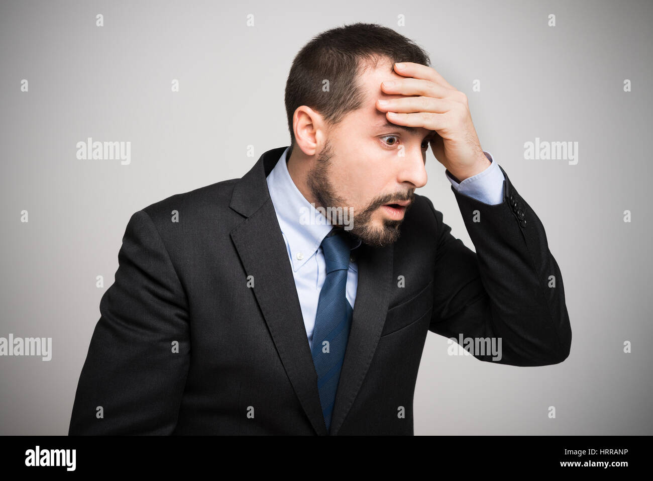 Ritratto di una sconsiderata uomo d affari che ha dimenticato qualcosa Foto Stock