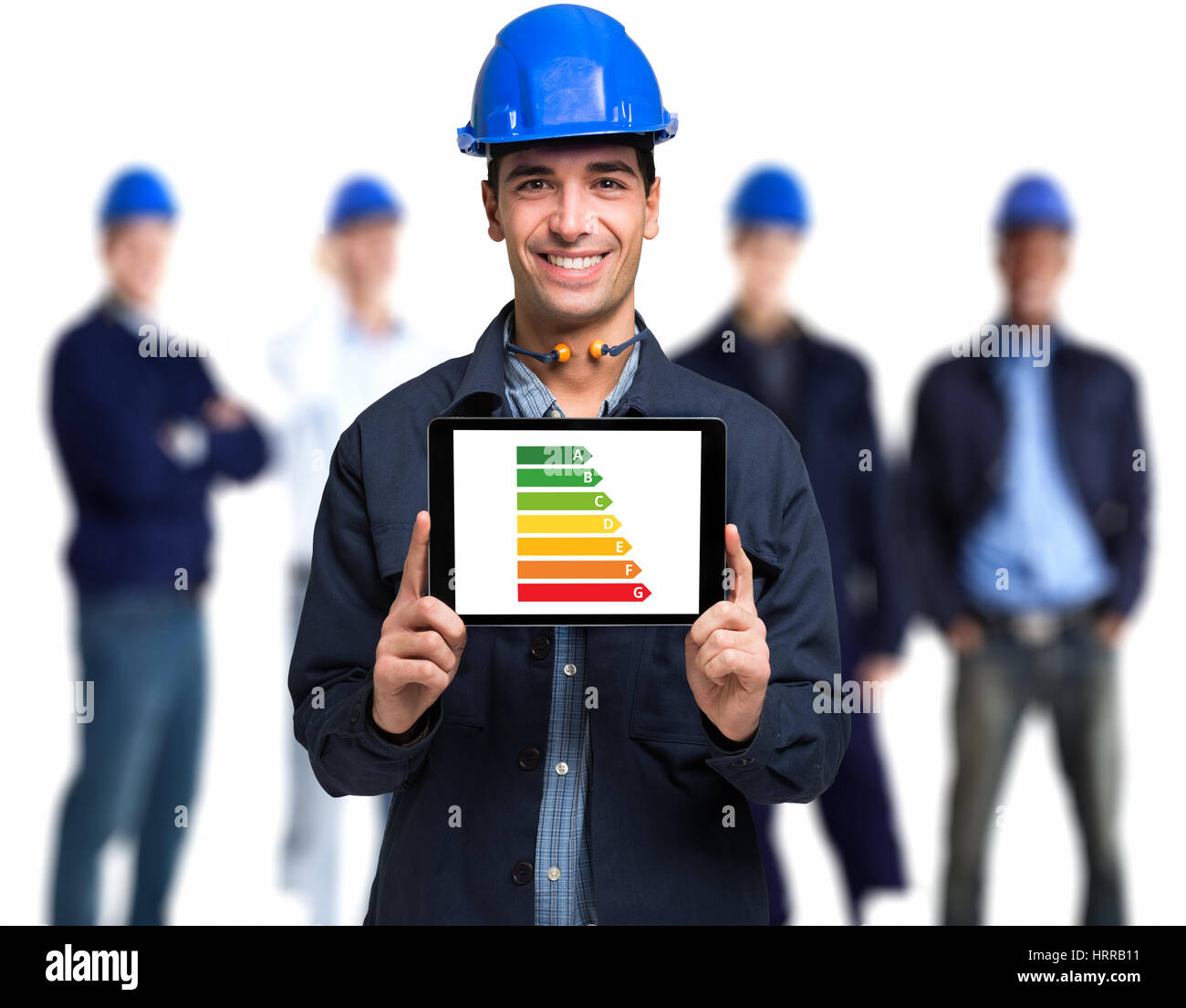 Engineer che mostra una efficienza di potenza della scala di valutazione su un tablet Foto Stock