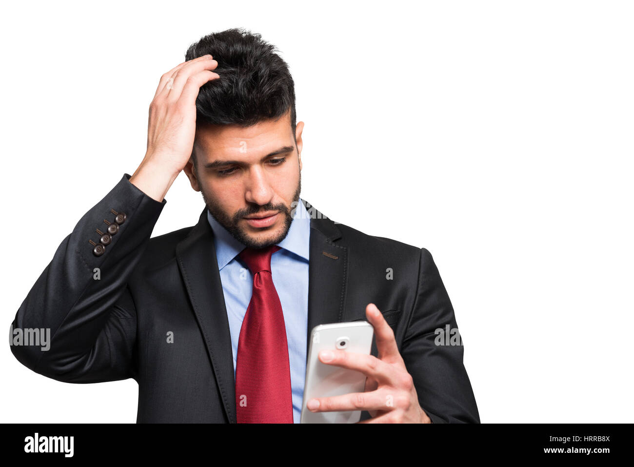 Ritratto di un uomo preoccupato guardando il suo smartphone Foto Stock